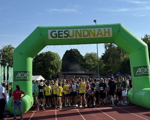 872 Läuferinnen und Läufer aus 63 Teams und Unternehmen waren bei sommerlichen Temperaturen beim 2. AOK Firmenlauf Bühl über zwei Dis-tanzen am Start